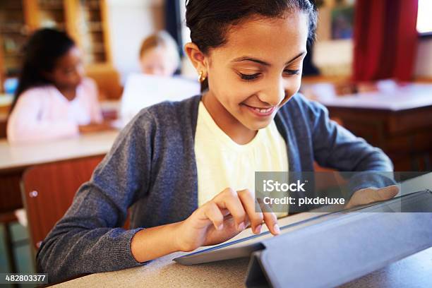 Lächelnd Mädchen Mit Tabletpc In Der Schule Stockfoto und mehr Bilder von Bildung - Bildung, Indischer Abstammung, Mädchen