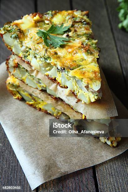 Spanische Tortilla Mit Scheiben Von Frischem Gemüse Stockfoto und mehr Bilder von Blattgemüse