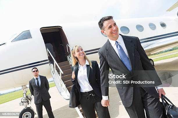 Professionelle Paar Beim Verlassen Firmenflugzeug Business Travel Stockfoto und mehr Bilder von Aussteigen