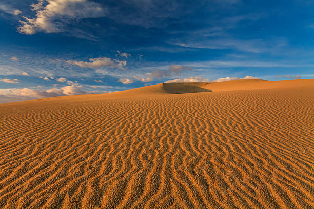 прекрасные виды на пустыня гоби. монголия. - desert landscape morocco sand dune стоковые фото и изображения