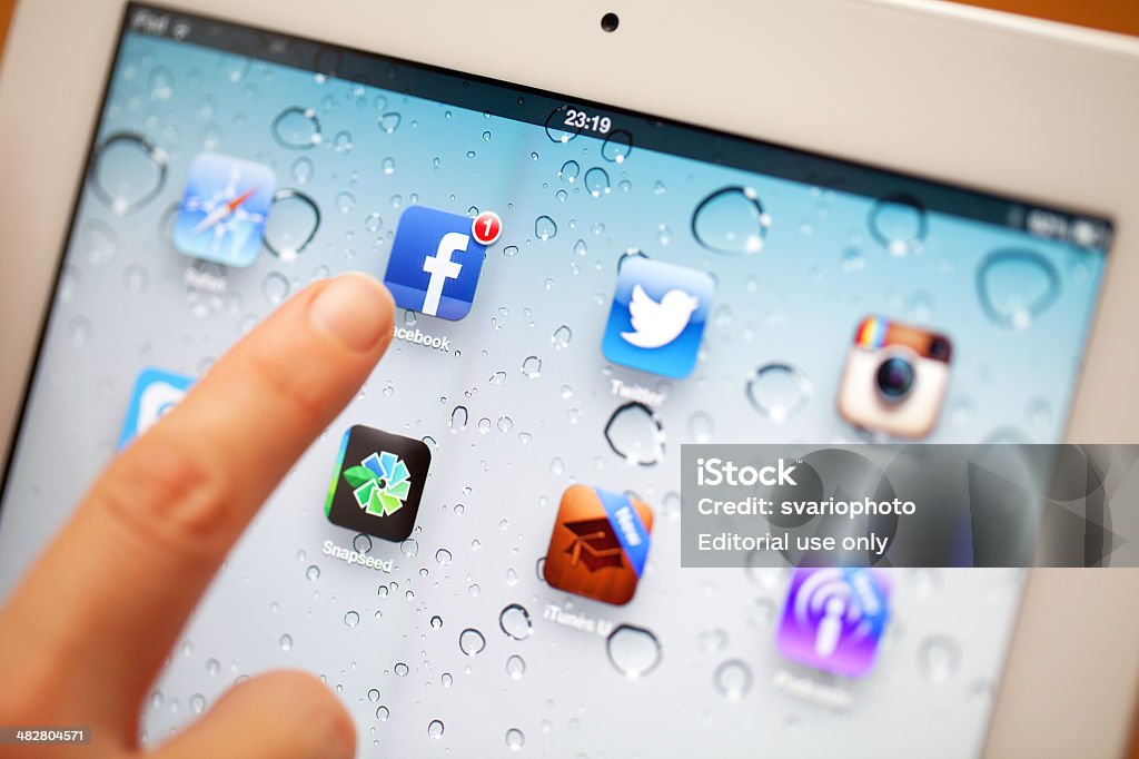 Touching iPad 3 - Foto de stock de Adulto libre de derechos