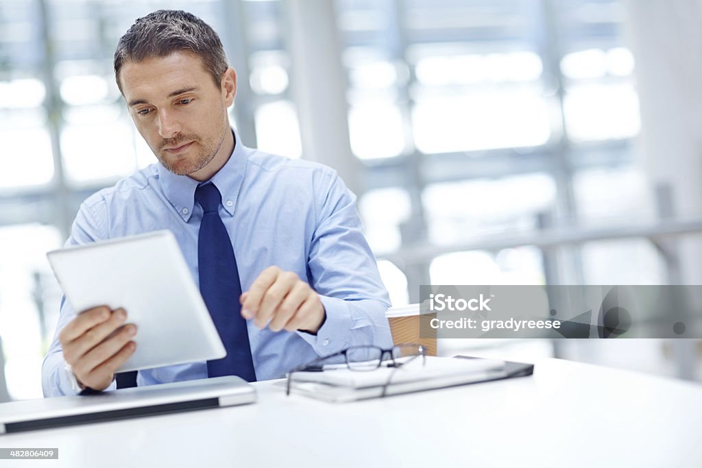 Empresário com tablet no escritório de mesa - Foto de stock de Computador royalty-free