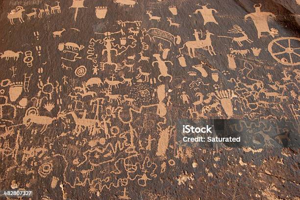 Petroglyphs W Utah - zdjęcia stockowe i więcej obrazów Malarstwo jaskiniowe - Malarstwo jaskiniowe, Farba, Skała