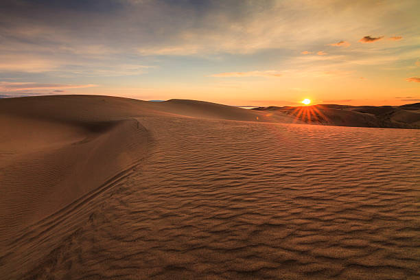 прекрасные виды на пустыня гоби. монголия. - desert landscape morocco sand dune стоковые фото и изображения