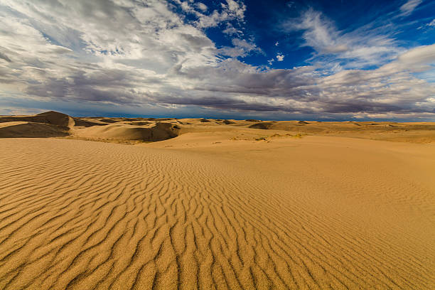 прекрасные виды на пустыня гоби. монголия. - desert landscape morocco sand dune стоковые фото и изображения