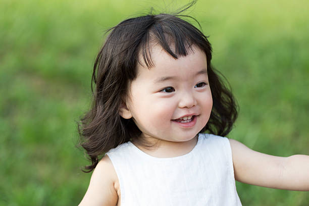 маленькая девочка в восточном - japanese girl стоковые фото и изображения