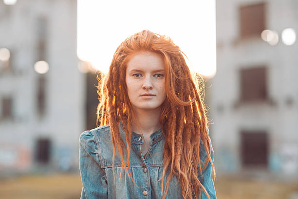 młoda dziewczyna z dredy na zewnątrz - hippie women dreadlocks human hair zdjęcia i obrazy z banku zdjęć