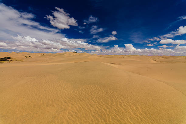 прекрасные виды на пустыня гоби. монголия. - desert landscape morocco sand dune стоковые фото и изображения