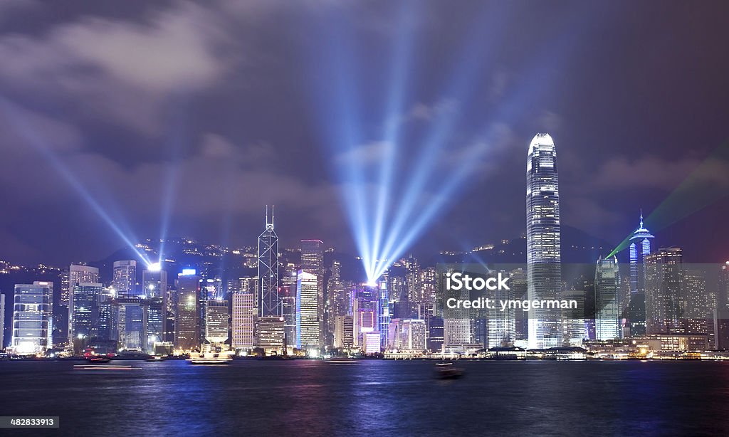 Una fotografía nocturna de la ciudad de Hong Kong - Foto de stock de Actuación - Representación libre de derechos