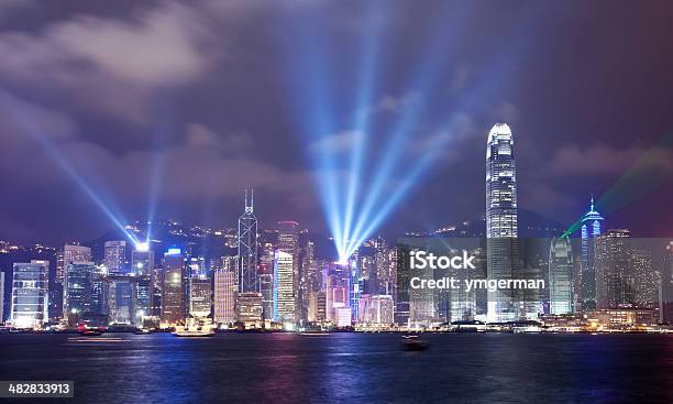 Una Fotografía Nocturna De La Ciudad De Hong Kong Foto de stock y más banco de imágenes de Actuación - Representación - Actuación - Representación, Aire libre, Alto - Descripción física