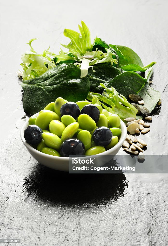 Edamame Beans And Salad - Lizenzfrei Amerikanische Heidelbeere Stock-Foto