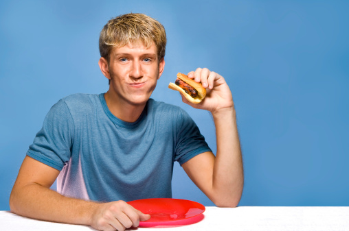 Comer un hotdog photo