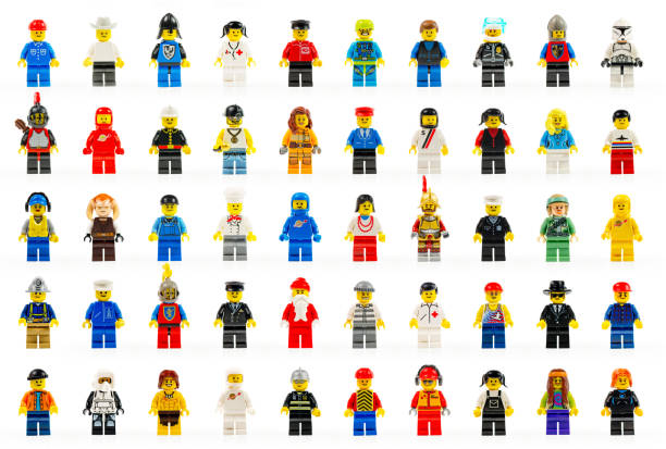 verschiedene lego mini figuren isoliert auf weiß. - mini figures stock-fotos und bilder