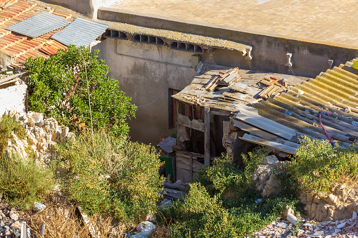 Shack Collapse Abandoned Shack In Ruins Stock Photo - Download Image Now - Accidents ...
