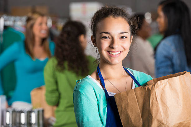 hispanic adolescente volontariato, donazioni in beneficenza di alimenti - food motivation driving drive foto e immagini stock