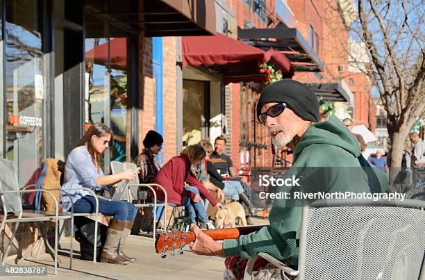 Escena De La Calle De La Ciudad De Boulder Colorado Foto de stock y más banco de imágenes de Acera