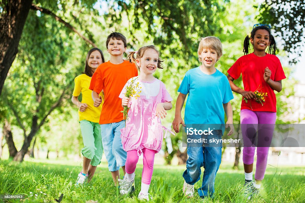 Gruppe von Kinder Laufen in der Natur. - Lizenzfrei Kind Stock-Foto