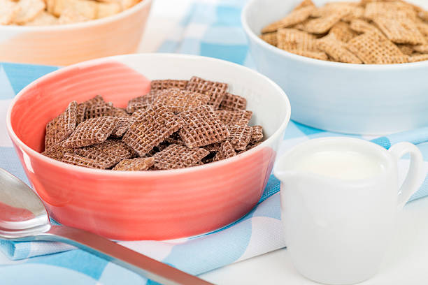 coco shreddies zerealien - shreddies stock-fotos und bilder