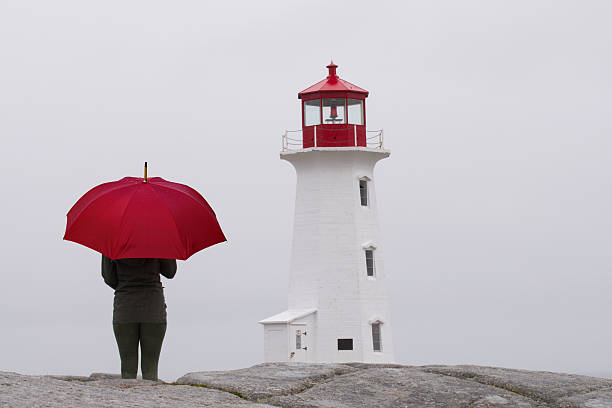 le parapluie rouge - water flowing water east coast peggys cove photos et images de collection