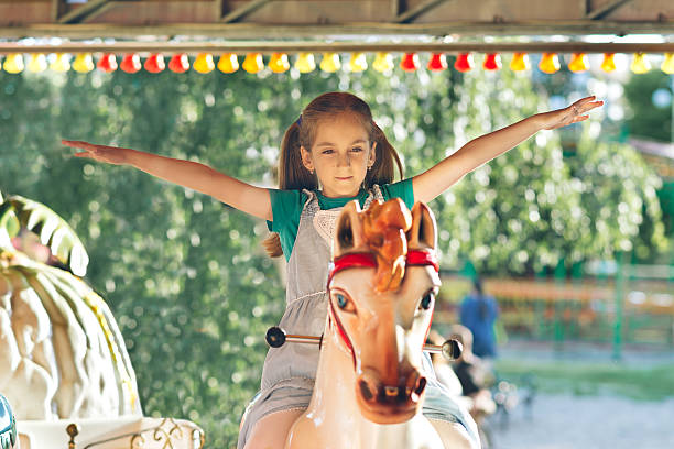 niña en parque amusment - amusment park fotografías e imágenes de stock