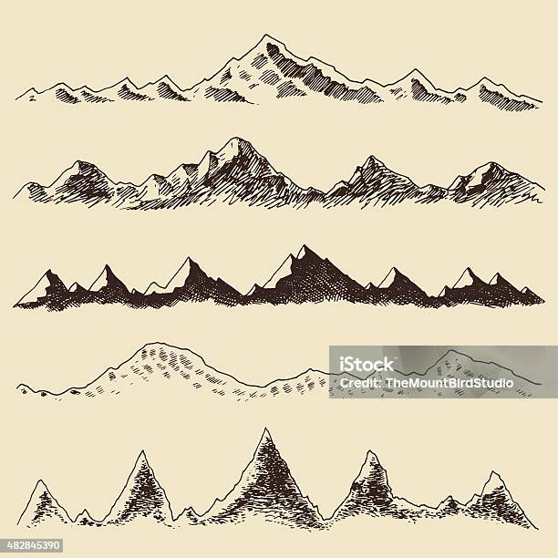 Ensemble De Montagnes De Vecteur Main Dessine Les Contours De Gravure Vecteurs libres de droits et plus d'images vectorielles de Montagne