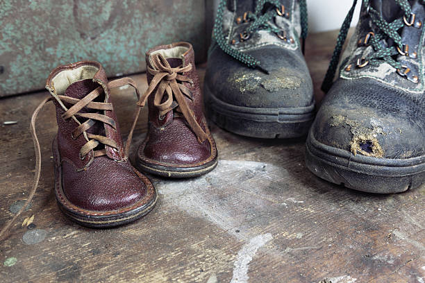 Grande lavoro scarpe e le scarpine di un bambino - foto stock