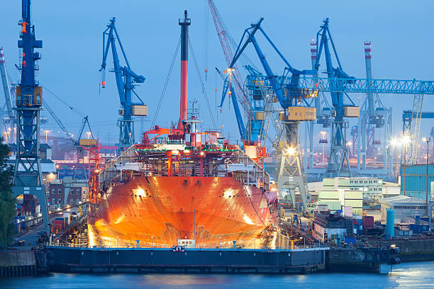 barco mantenimiento en dique seco en la noche, el puerto de hamburgo - astillero fotografías e imágenes de stock