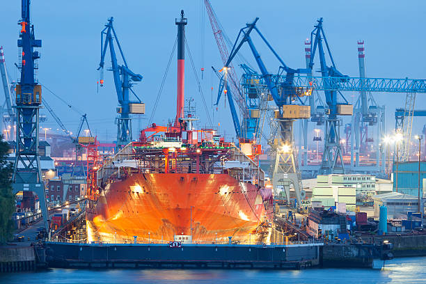 ship entretien du bassin de radoub dans la nuit, le port de hambourg - shipbuilder photos et images de collection