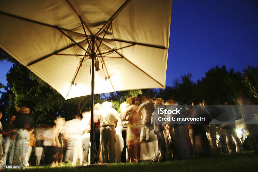 Festa di matrimonio di notte - Foto stock royalty-free di Immagine mossa