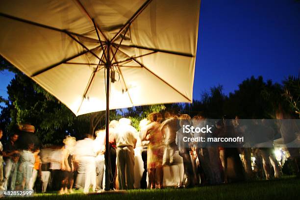 Festa Di Matrimonio Di Notte - Fotografie stock e altre immagini di Immagine mossa - Immagine mossa, Matrimonio, Party