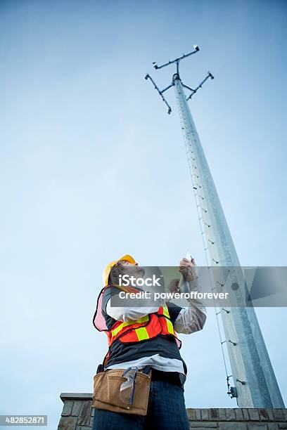 Teléfono Celular Tower Técnico Con Ordenador Foto de stock y más banco de imágenes de Torre repetidora - Torre repetidora, Oficio, Torres de telecomunicaciones