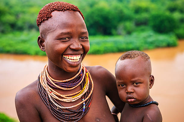 женщина с племя каро носить ее ребенок, эфиопия, африка - karo tribe стоковые фото и изображения
