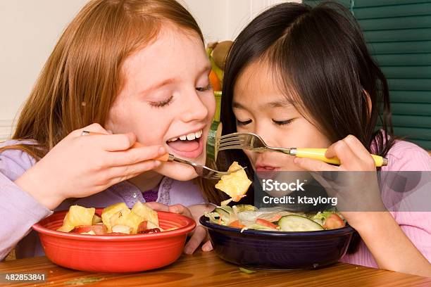 Partilha Saudável Alimentos - Fotografias de stock e mais imagens de Comer - Comer, Criança, Salada de Frutas