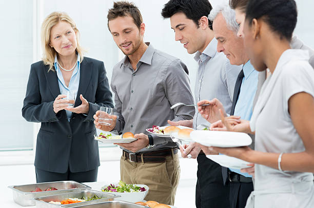 personas de negocios tener comida juntos - lunch business office business lunch fotografías e imágenes de stock