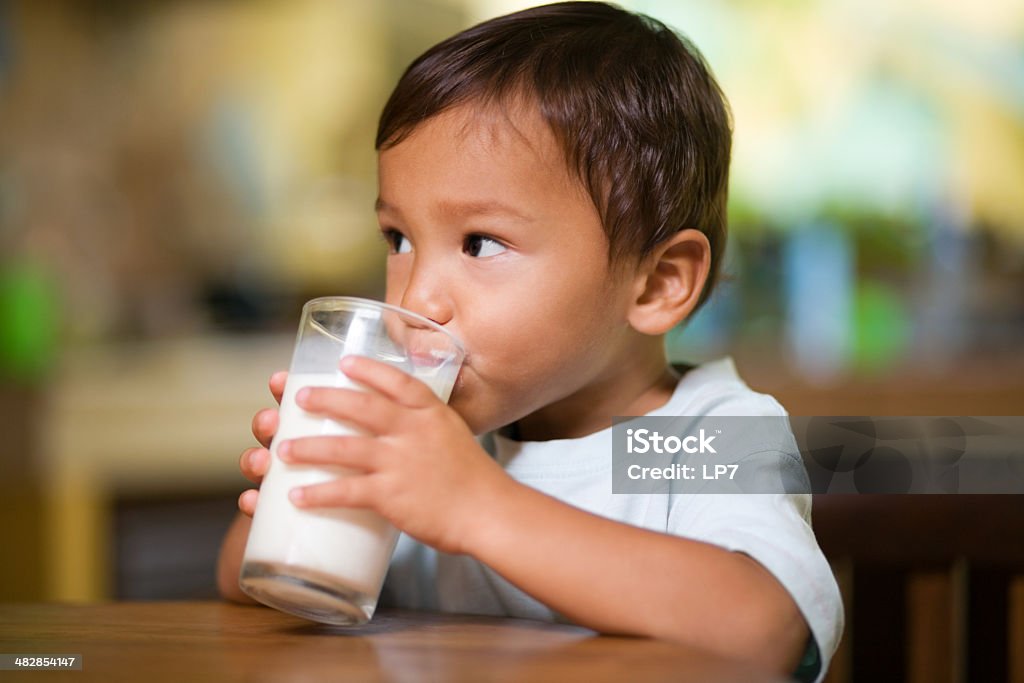 Niño bebiendo leche - Foto de stock de Leche libre de derechos