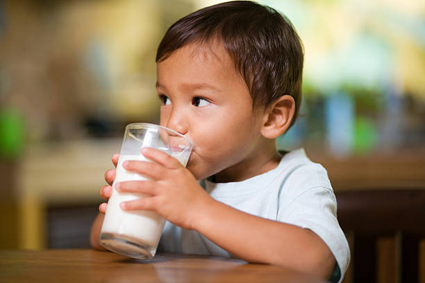 Cтоковое фото Ребенок пьет молоко