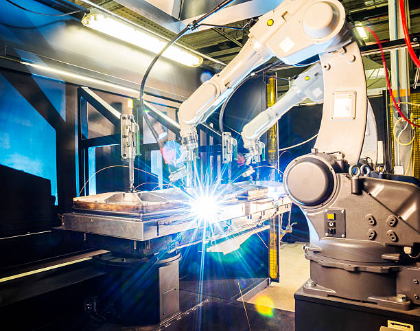 robótica soldador de alta tecnología en la fábrica moderna de metal - defense industry fotografías e imágenes de stock