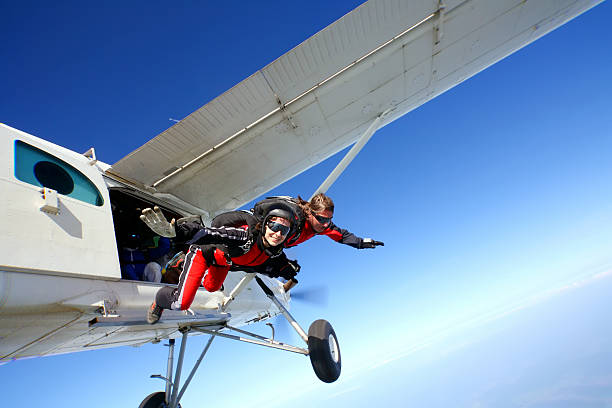 jump - paracaídas fotografías e imágenes de stock