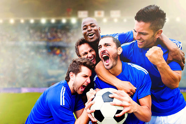 équipe de football célébrant un but - soccer player soccer men smiling photos et images de collection