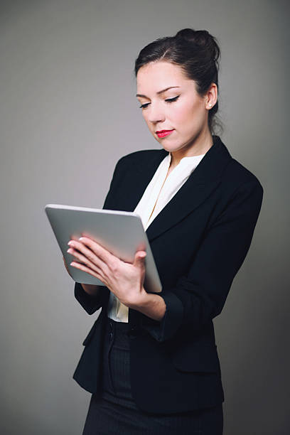 donna d'affari utilizzando il tablet - customer service representative on the phone retro revival office foto e immagini stock