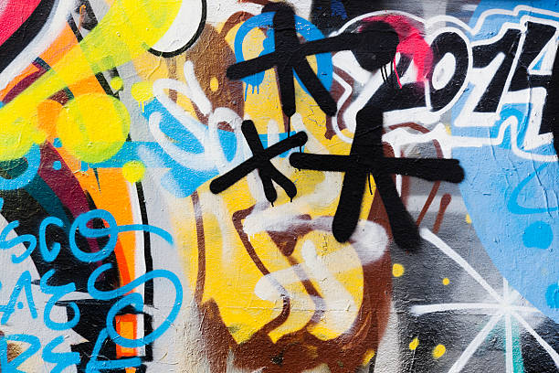 Detalhe de graffiti pintado ilegalmente na parede pública. - fotografia de stock