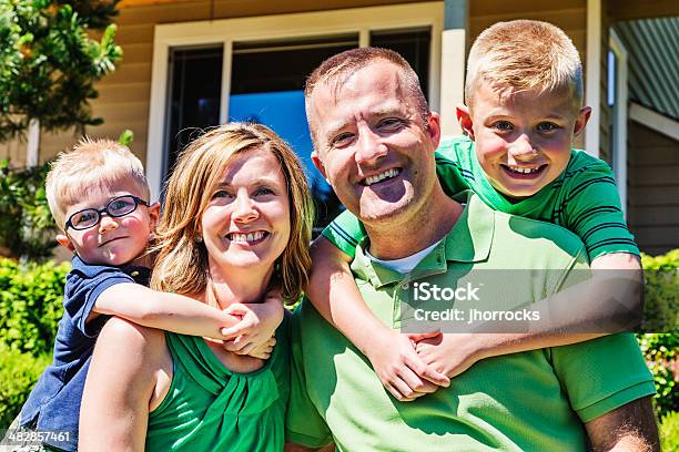 Foto de Família Feliz De Quatro No Casa e mais fotos de stock de Casa - Casa, Família, Felicidade