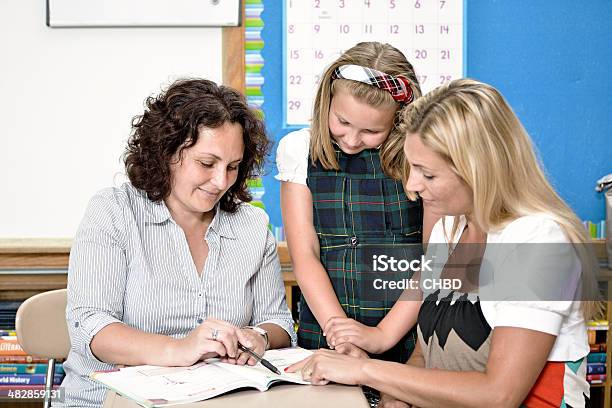 Photo libre de droit de Consultaion banque d'images et plus d'images libres de droit de Réunion de parents-enseignants - Réunion de parents-enseignants, Enseignant, Parents