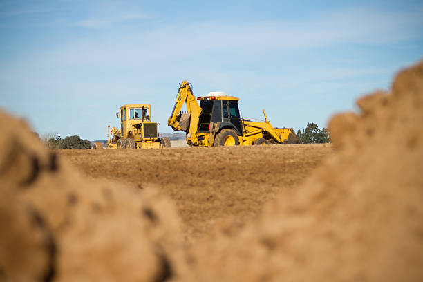 pista tipo de cargador excavator en el trabajo - construction machinery machine industrial equipment grader fotografías e imágenes de stock