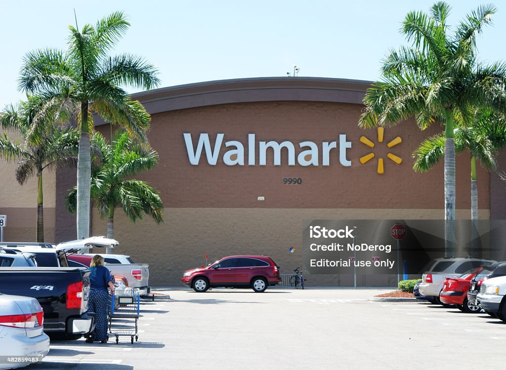 Walmart Store Stock Photo - Download Image Now - Wal-mart, Parking Lot,  Florida - US State - iStock