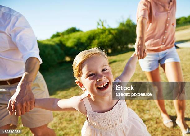 Tener Mucho Diversión Con Madre Y Padre Foto de stock y más banco de imágenes de Familia - Familia, Sonreír, Vitalidad