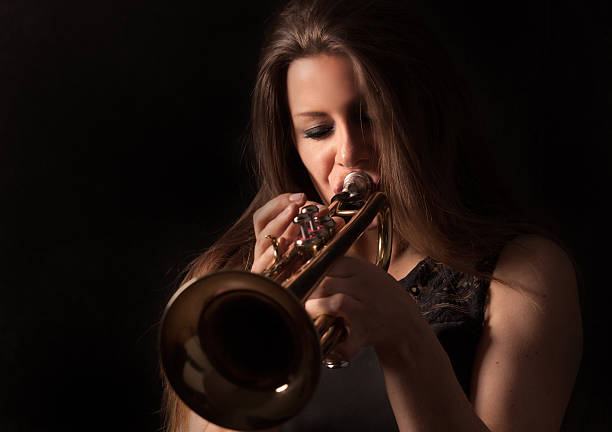 mulher tocando trompete - trumpet women bugle teenager imagens e fotografias de stock