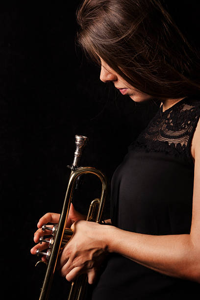 여자 루킹 따라 트럼펫 - trumpet women bugle teenager 뉴스 사진 이미지