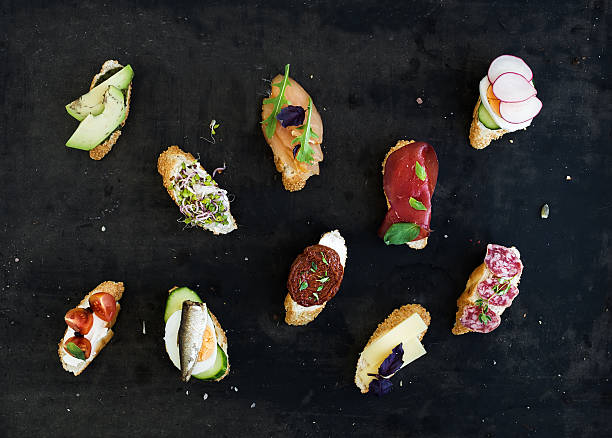 mini-sandwich-satz. verschiedene kleine sandwiches, auf schwarzem hintergrund - mediterranean cuisine mediterranean culture food bread stock-fotos und bilder