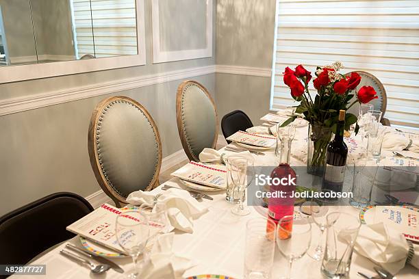 Traditionelle Pessach Seder Tisch Mit Haggadah Stockfoto und mehr Bilder von Beten - Beten, Blume, Buch